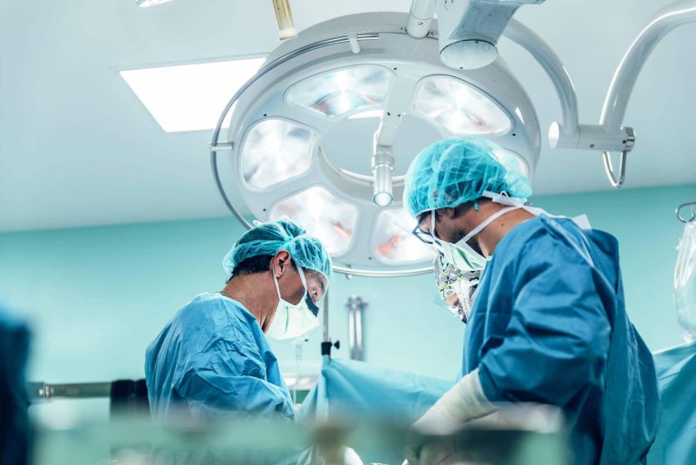 Ärzte führen eine Operation in einem modernen Operationssaal durch.