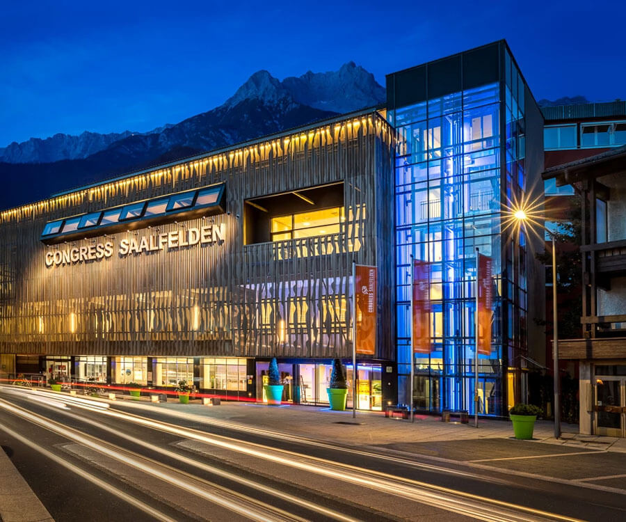 Kongresszentrum in Saalfelden bei Nacht, beleuchtet mit modernen Architektur-Elementen.